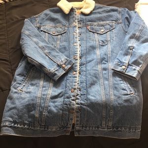 Levi’s women’s lengthened Sherpa trucker jacket